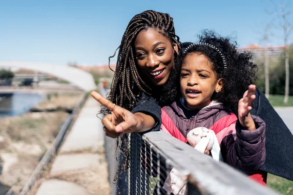 Afrikanerin Verbringt Sonnigen Frühlingstag Park Mit Ihrer Kleinen Tochter Sie — Stockfoto