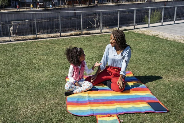 Glückliche Schwarze Frau Spielt Gras Mit Ihrer Kleinen Tochter Und — Stockfoto