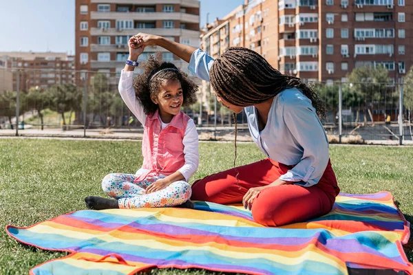 Schöne Afro Mädchen Sitzt Gras Mit Ihrer Mutter Sie Spielen — Stockfoto