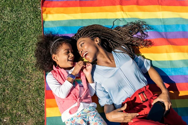 Nettes Afro Mädchen Legt Sich Gras Bunte Picknickdecke Mit Ihrer — Stockfoto