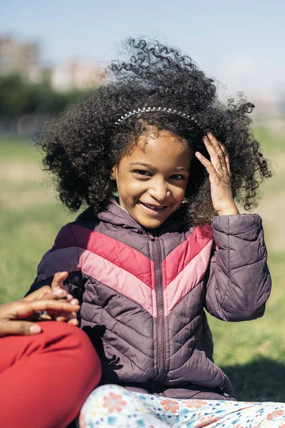Αξιολάτρευτο Νεαρό Μαύρο Κορίτσι Αφρο Μαλλιά Κάθεται Στο Πάρκο Μητέρα — Φωτογραφία Αρχείου