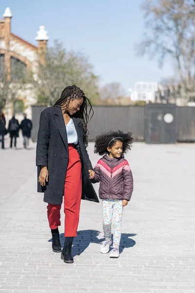 Nettes Afro Junges Mädchen Hält Ihre Mutter Der Hand Und — Stockfoto