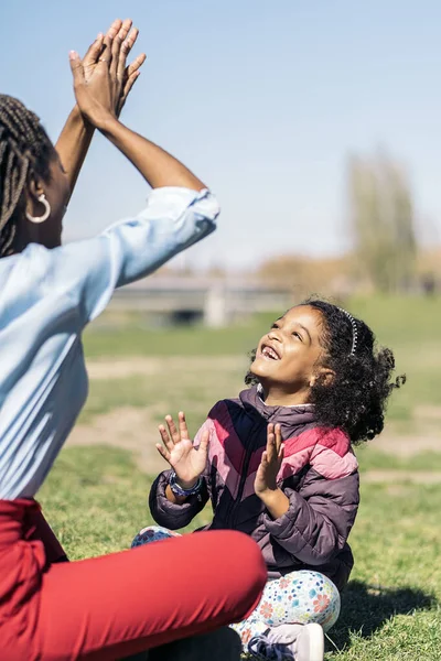 Hermosa Afro Chica Sentada Hierba Con Madre Están Jugando Disfrutando — Foto de Stock