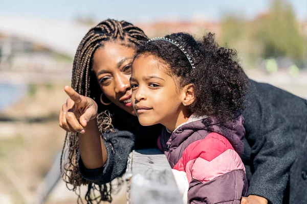 Femme Africaine Passant Journée Ensoleillée Printemps Dans Parc Avec Jeune — Photo