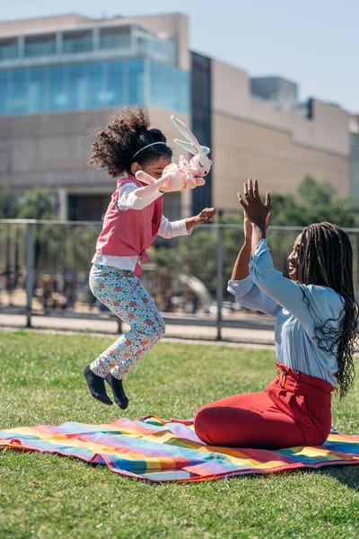 Entzückende Junge Schwarze Mädchen Mit Afrohaaren Spielen Park Mit Ihrer — Stockfoto