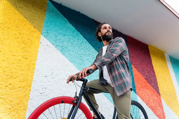 Крутой Человек Большой Бородой Велосипеде Красочном Фоне Глядя Сторону — стоковое фото