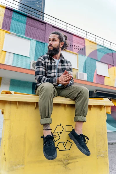 Hombre Hipster Fresco Con Barba Larga Sentado Contenedor Reciclaje Mirando —  Fotos de Stock