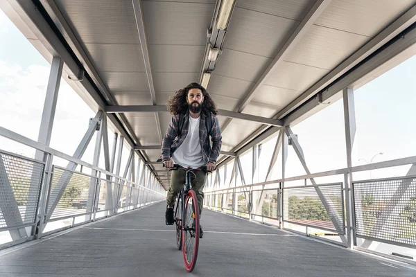 Bello Hipster Uomo Con Capelli Lunghi Guardando Davanti Sella Alla — Foto Stock