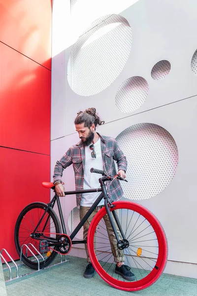 Γενειοφόρος Άντρας Μακριά Μαλλιά Παρκάρει Δροσερό Κόκκινο Ποδήλατό Του Στην — Φωτογραφία Αρχείου