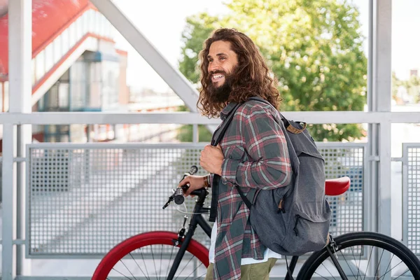 Счастливый Мужчина Длинными Волосами Ходит Городу Велосипеде Смотрит Спереди — стоковое фото