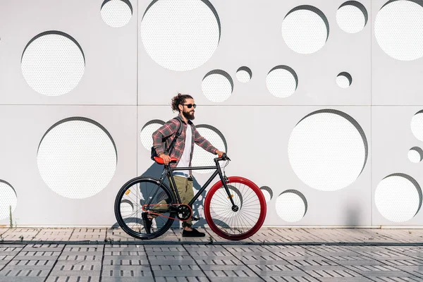 Αυτοπεποίθηση Άνθρωπος Μακριά Γενειάδα Περπάτημα Στο Δρόμο Δροσερό Ποδήλατο Του — Φωτογραφία Αρχείου