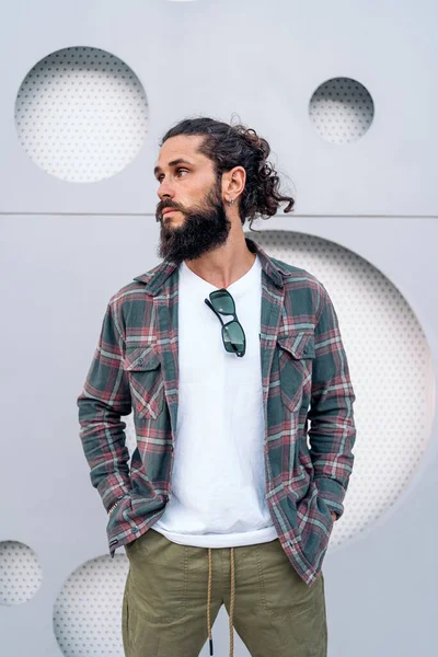 Schöner Hipster Mann Posiert Und Schaut Zur Seite Vor Weißem — Stockfoto