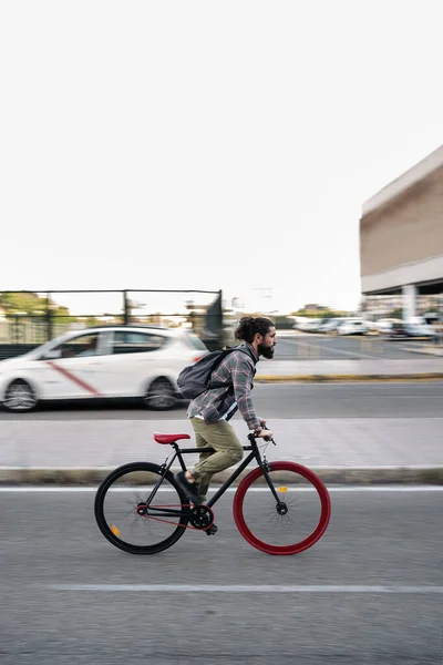 Cool Hipster Άνθρωπος Φορώντας Σακίδιο Ιππασίας Ποδήλατό Του Στην Πόλη — Φωτογραφία Αρχείου