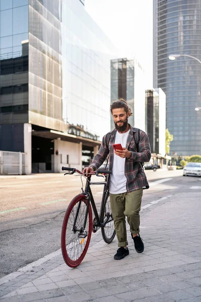 Szczęśliwy Hipster Chodzący Ulicą Rowerem Telefonem Komórkowym — Zdjęcie stockowe