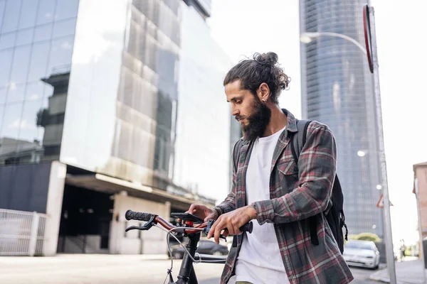 Αυτοπεποίθηση Hipster Άνθρωπος Πόδια Στο Δρόμο Μεταφέρουν Ποδήλατό Του Και — Φωτογραφία Αρχείου