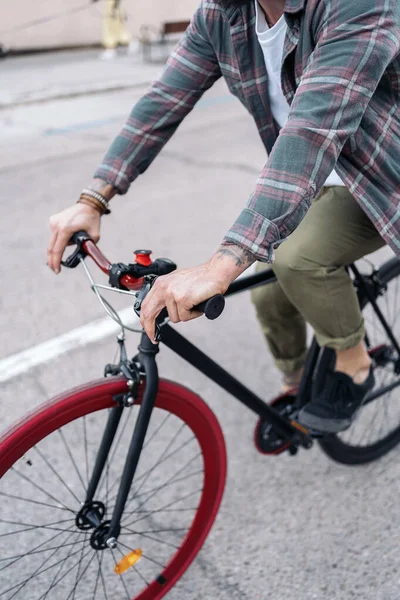 Homem Não Reconhecido Montando Sua Bicicleta Legal Cidade Divertindo — Fotografia de Stock