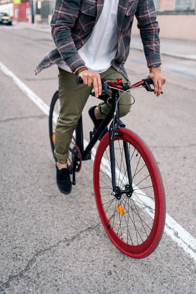 Непризнанный Человек Ездит Своем Прохладном Велосипеде Городе Весело — стоковое фото