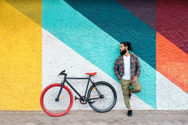 Выразительный Бородатый Мужчина Позирует Улице Рядом Своим Велосипедом Ярком Фоне — стоковое фото