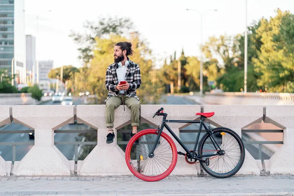 Αυτοπεποίθηση Άνθρωπος Μεγάλη Γενειάδα Κάθεται Στην Πόλη Δίπλα Στο Ποδήλατό — Φωτογραφία Αρχείου