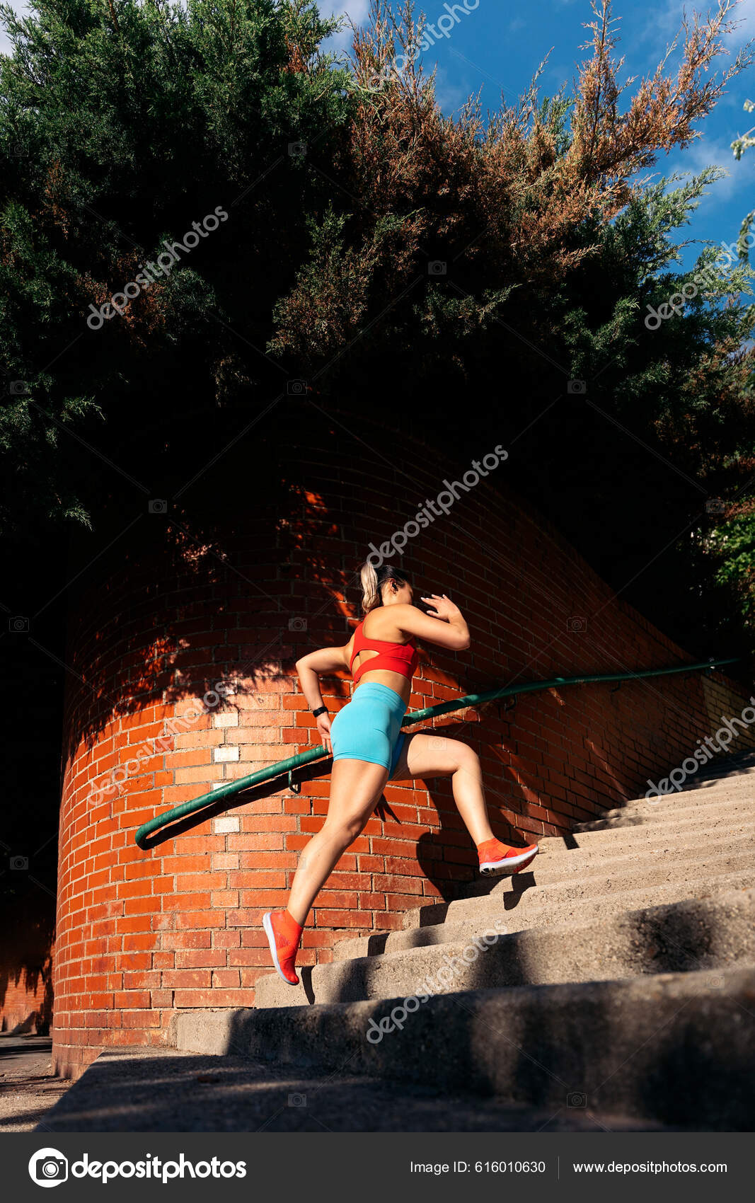 Jovem Mulher Ativa Com Roupas Esportivas Correndo Cidade Treinando Durante  fotos, imagens de © santypan #616010630