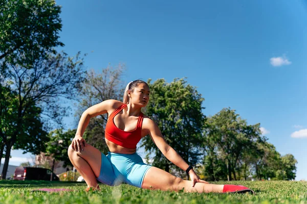 Mujer Asiática Enfocada Usando Ropa Deportiva Estirándose Alfombra Parque Ella — Foto de Stock