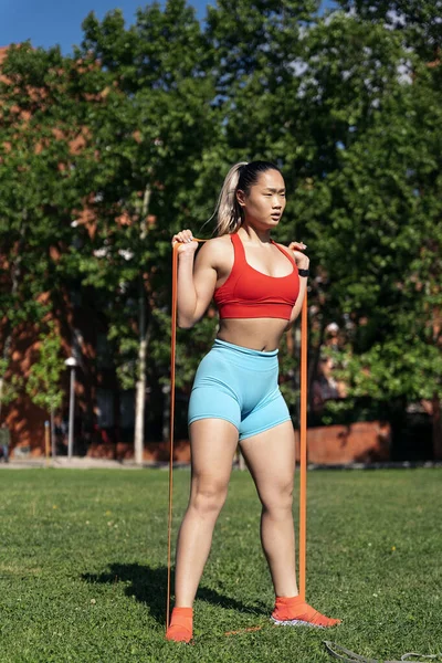 Mujer Asiática Joven Con Ropa Deportiva Haciendo Sentadillas Parque Ella —  Fotos de Stock