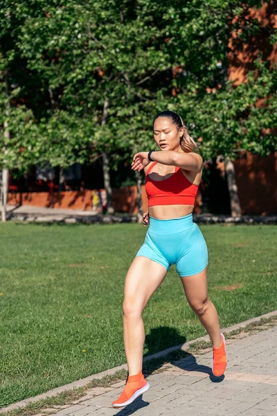 Mujer Asiática Activa Con Ropa Deportiva Corriendo Parque Durante Día — Foto de Stock