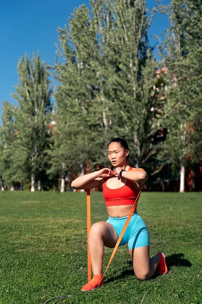 Mujer Asiática Joven Con Ropa Deportiva Haciendo Sentadillas Parque Ella — Foto de Stock