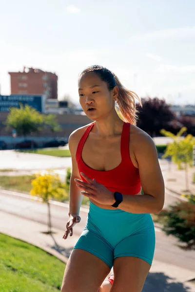 Mujer Asiática Fuerte Con Ropa Deportiva Haciendo Ejercicio Parque Durante — Foto de Stock