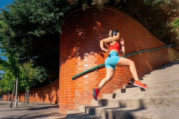 Joven Mujer Activa Con Ropa Deportiva Corriendo Por Ciudad Entrenando — Foto de Stock