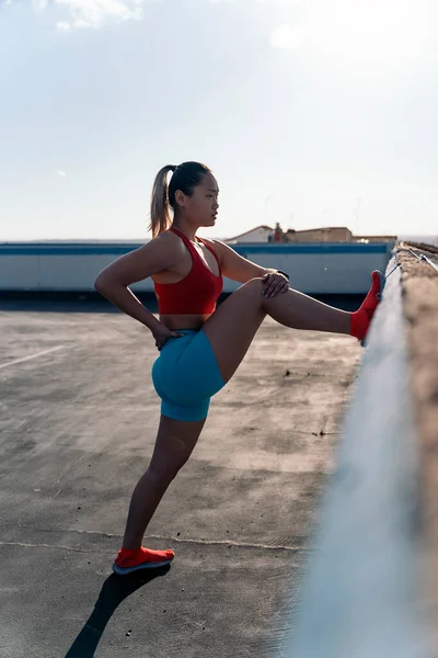 Flexible Asian Woman Wearing Sports Clothes Stretching Her Workout Outdoors — Stock Photo, Image