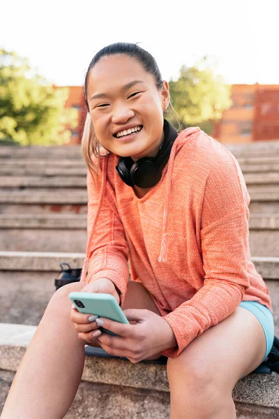 Joven Mujer China Sonriendo Mirando Cámara Después Hacer Ejercicio Ella — Foto de Stock