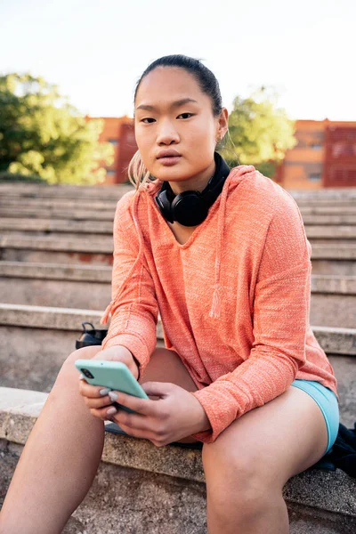 Joven Mujer China Sosteniendo Teléfono Mirando Cámara Ella Está Usando — Foto de Stock