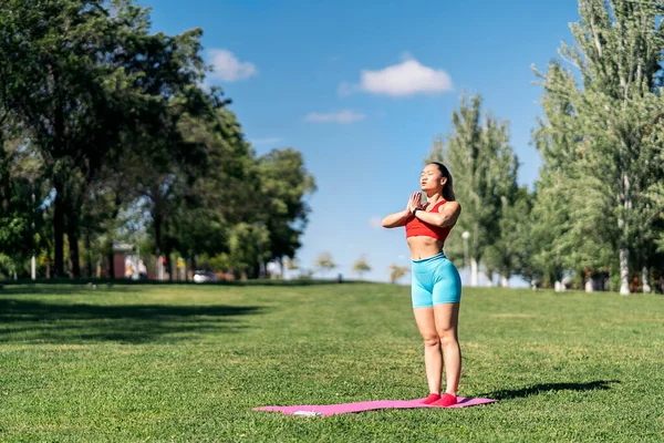 Joven Mujer Fitness Con Ropa Deportiva Estirándose Esterilla Parque Ella — Foto de Stock