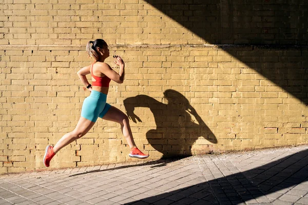 Сильна Азіатка Спортивним Одягом Працює Вулиці Сонячний День Вона Біжить — стокове фото