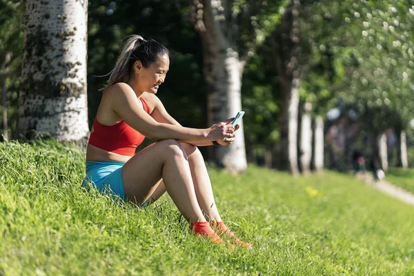 Mujer Joven Usando Teléfono Móvil Parque Después Hacer Ejercicio Ella — Foto de Stock