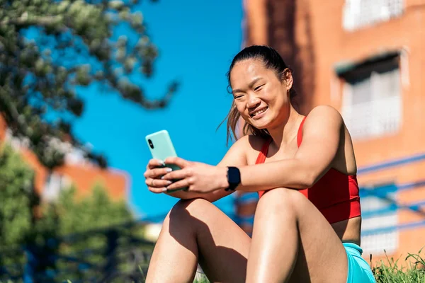 Mujer Joven Usando Teléfono Móvil Parque Después Hacer Ejercicio Ella — Foto de Stock