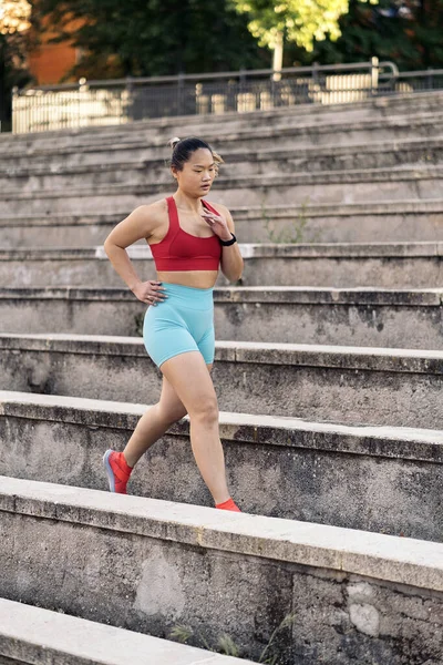 Mujer Asiática Joven Con Ropa Deportiva Haciendo Ejercicio Ciudad Durante — Foto de Stock