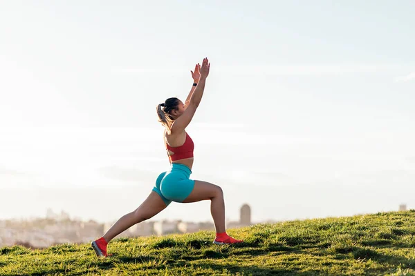 Mujer Reconocida Vistiendo Ropa Deportiva Haciendo Pose Yoga Entrenando Parque — Foto de Stock