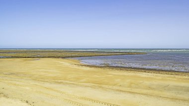 Chipiona kasabası, Cadiz, Endülüs, İspanya 'daki güzel kumlu sahil manzarası