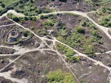 Birleşmiş yamaçlar yakınlarındaki eski madencilik kalıntıları ve birlik ormanı bakır ve teneke Cornwall İngiltere 