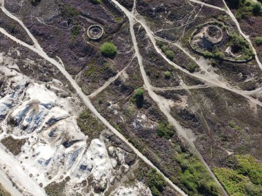 Birleşmiş yamaçlar yakınlarındaki eski madencilik kalıntıları ve birlik ormanı bakır ve teneke Cornwall İngiltere 