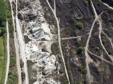 Birleşmiş yamaçlar yakınlarındaki eski madencilik kalıntıları ve birlik ormanı bakır ve teneke Cornwall İngiltere 