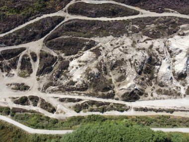 Birleşmiş yamaçlar yakınlarındaki eski madencilik kalıntıları ve birlik ormanı bakır ve teneke Cornwall İngiltere 