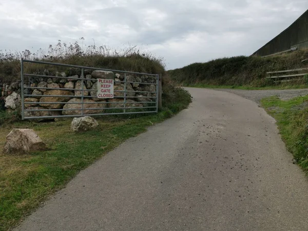 Plano Escénico Carretera Las Montañas Con Puerta Metal — Foto de Stock