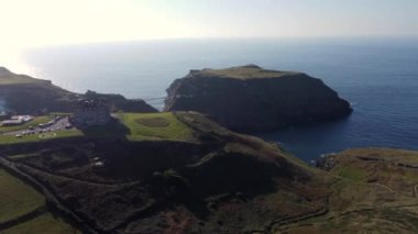 Arthur, Merlin ve taş Cornwall İngiltere 'nin kılıcıyla ilgili efsanelerle dolu Tintagel üzerinde uçmak. 