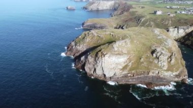 Arthur, Merlin ve taş Cornwall İngiltere 'nin kılıcıyla ilgili efsanelerle dolu Tintagel üzerinde uçmak. 