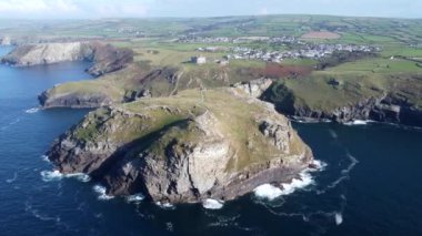 Arthur, Merlin ve taş Cornwall İngiltere 'nin kılıcıyla ilgili efsanelerle dolu Tintagel üzerinde uçmak. 