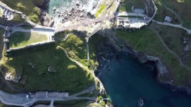 Arthur, Merlin ve taş Cornwall İngiltere 'nin kılıcıyla ilgili efsanelerle dolu Tintagel üzerinde uçmak. 