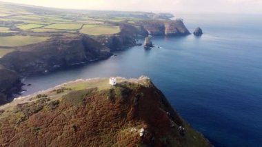 Cornwall 'daki Boscastle' a doğru hava manzarası beyaz gözcü uçağıyla İngiltere 